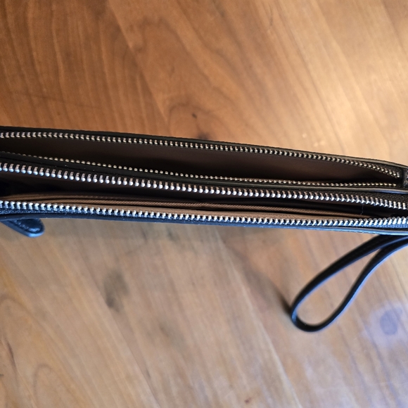 Coach Like New CF447 Contrast Double Zip Wallet Wristlet Chalk White & Black - Picture 4 of 12